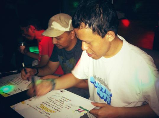 hans paling siap kayaknya kalo masalah tandatangan ;P